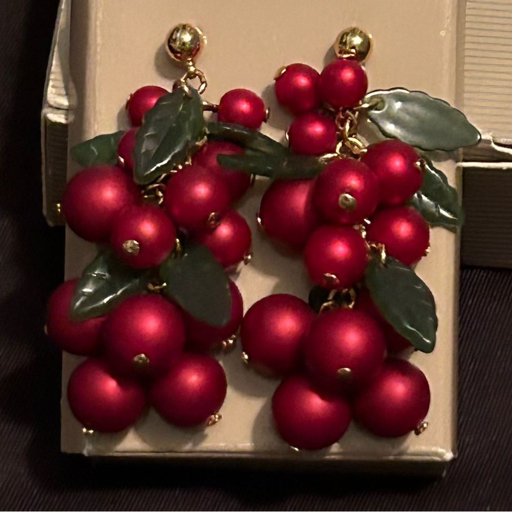VTG AVON Happy Holly Days Satin Red Berry Lucite Leaves Cluster Dangle Earrings